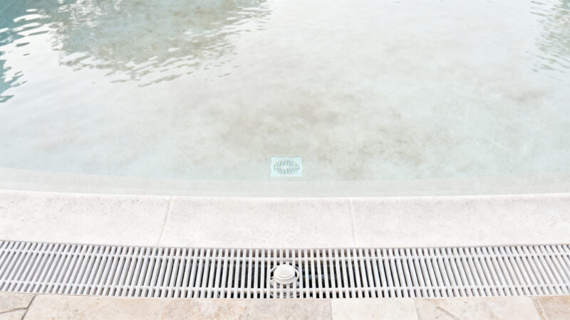 Água da Piscina Turva: Principais Causas e Como Resolver